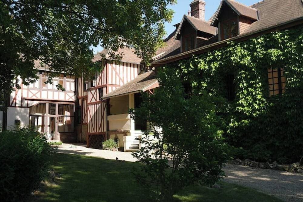 19th-century Norman manor house 1