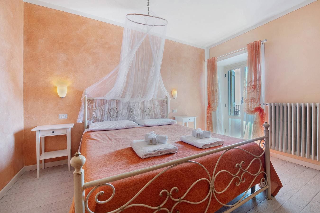 Foto 7 von 39: Bed and Breakfast 'Giardini Di Corte - Dalia' mit Seeblick, WLAN und Klimaanlage