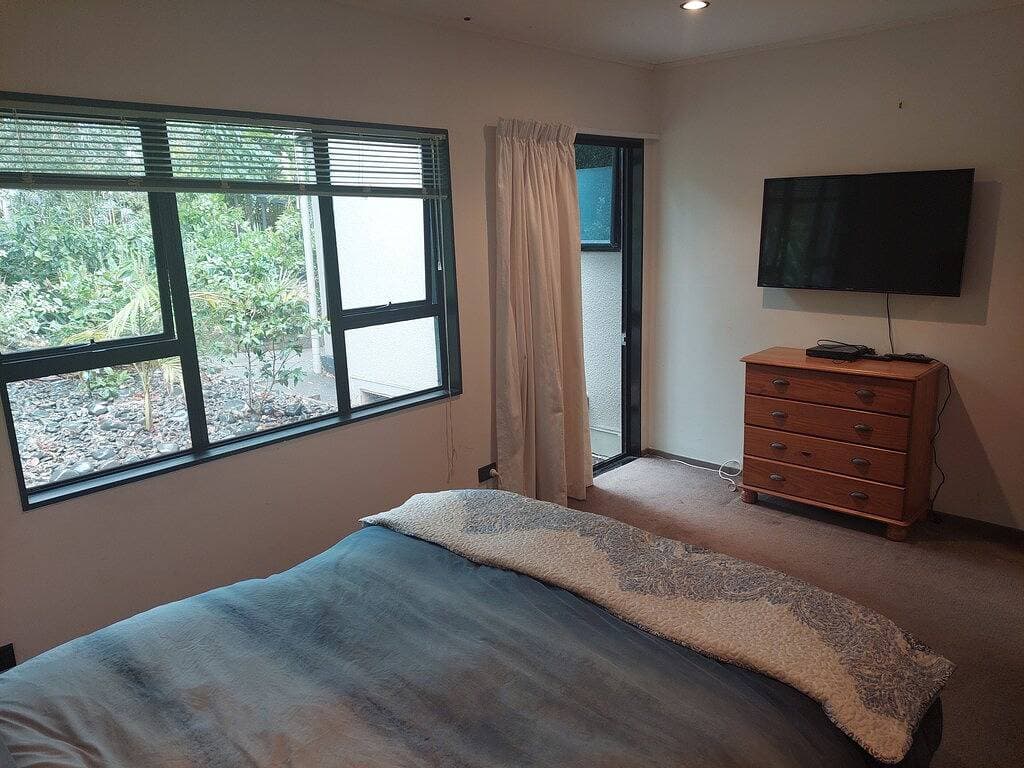 Foto 6 von 9: Self contained 1 bedroom. Livingroom doubles as bedroom with pullout double bed.