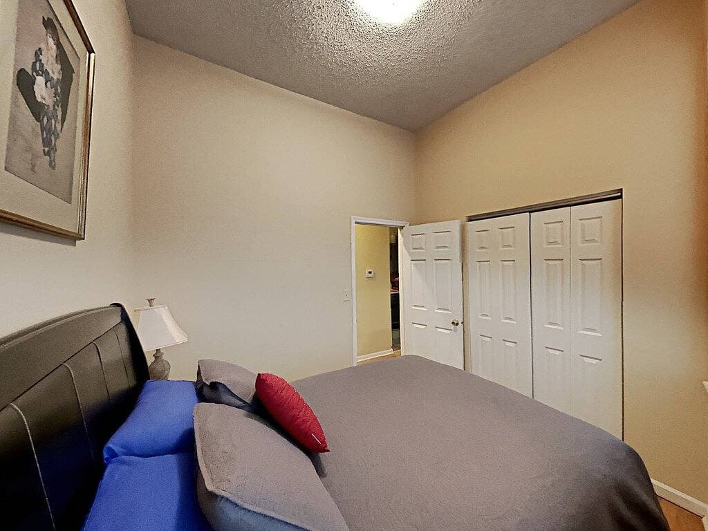 Foto 10 von 18: Amazon Alexa aktiviert Wohnung einen Block vom Park entfernt