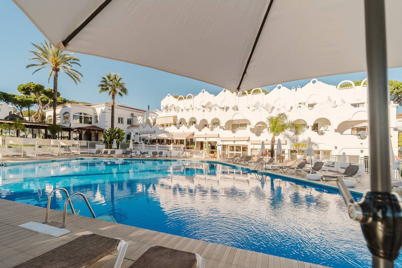 Foto 5 von 52: Sunny Marbella Townhouse with Terraces, Pool & Hotel Amenities