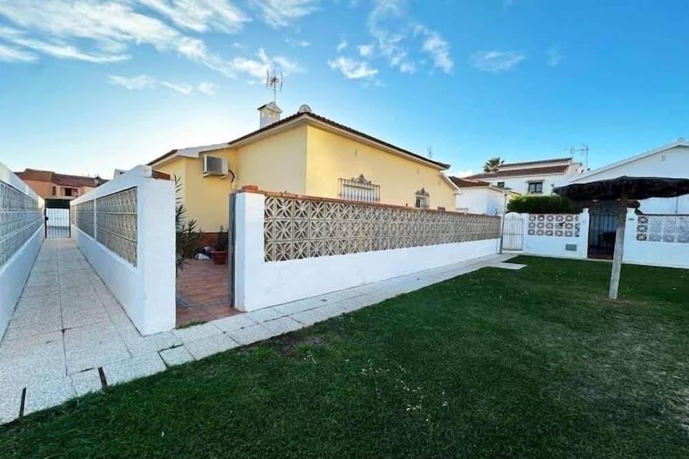 Foto 12 von 30: 3-Bedroom Villa with Garden, BBQ and Pool, 350 m from the Beach