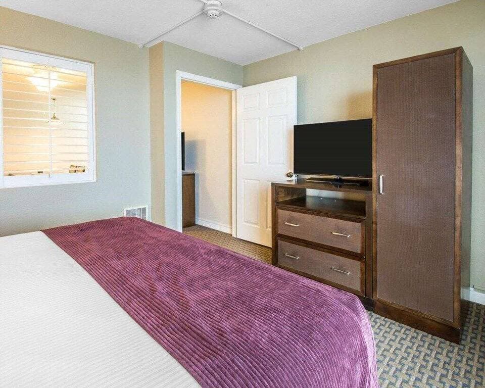 Foto 3 von 10: Ormond Beach | Romantic Beach Retreat | Pool + Beach