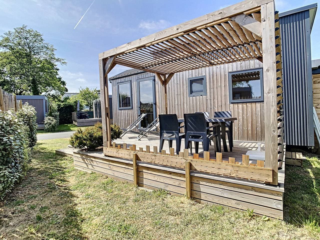 Foto 9 von 16: Holz-Tiny House mit Terrasse, Pool, WLAN, Haustiere erlaubt, Parkplatz - 200m vom Strand