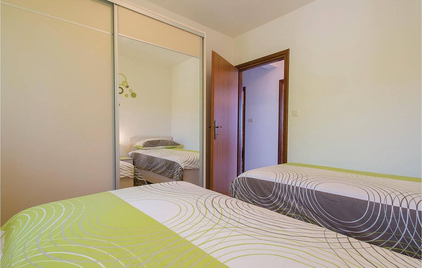 Foto 13 von 24: Apartment am Meer mit Terrasse, WLAN und Parkplatz – 2 km von Duga Luka entfernt