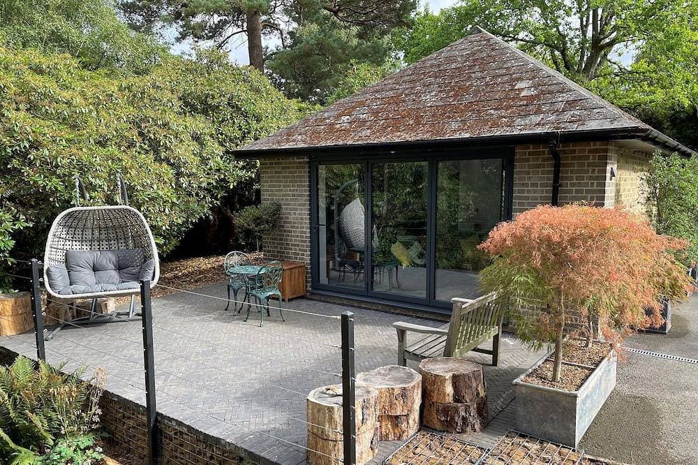 The Observatory Annexe, pet friendly, with a garden in Dorking 1