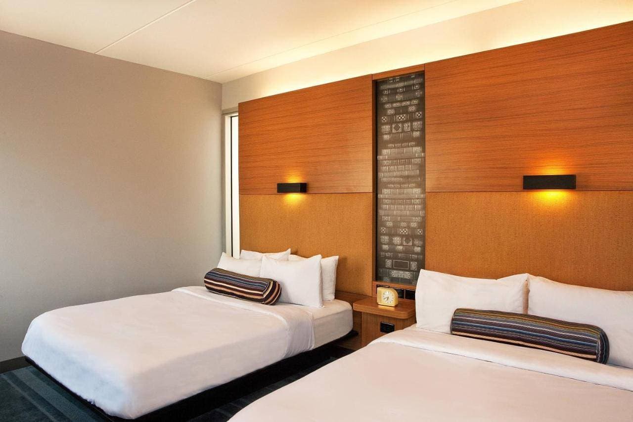 Foto 7 von 10: Room 2 Queen Bed, Mini Fridge