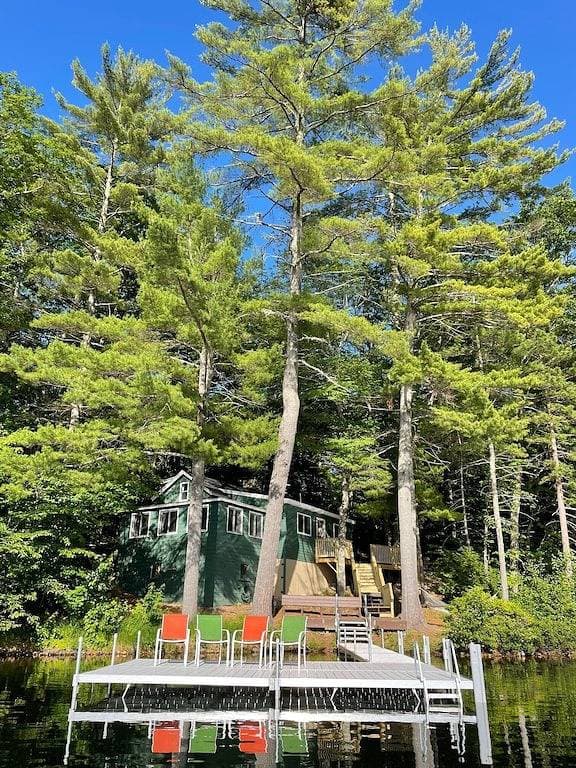 Foto 4 von 32: Cozy 100-year-old Maine camp, steps to Little Sebago Lake