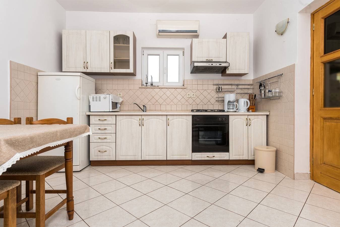 Foto 13 von 25: 2-Zimmer-Ferienwohnung mit Terrasse und Meerblick Grebastica, Sibenik -a