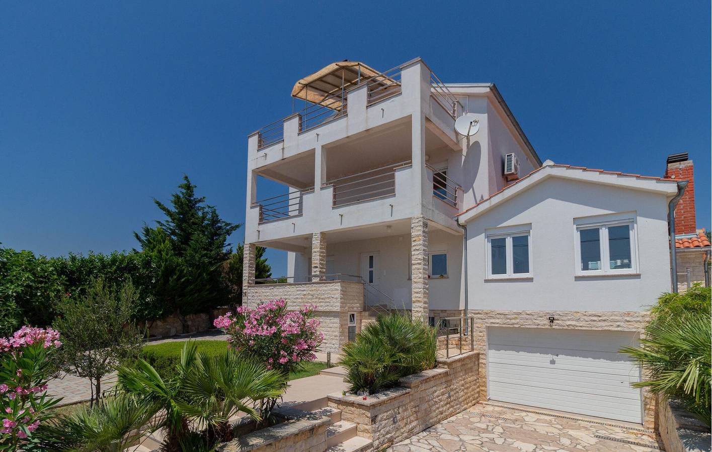 Apartment am Meer mit Terrasse, WLAN und Parkplatz in der Nähe von Novigradsko Mehr 1