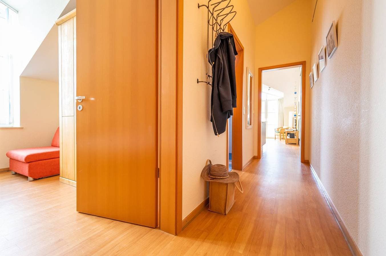 Foto 11 von 14: Großzügige Ferienwohnung mit Balkon und Meerblick, direkte Strandlage