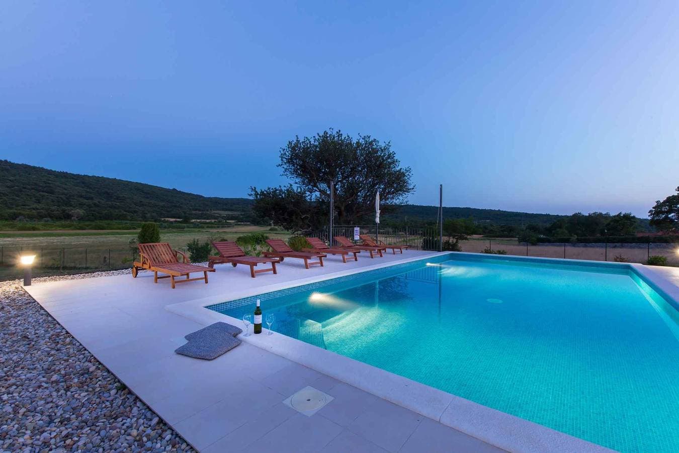 Foto 8 von 44: Villa mit Schwimmbad in einer ruhigen Gegend