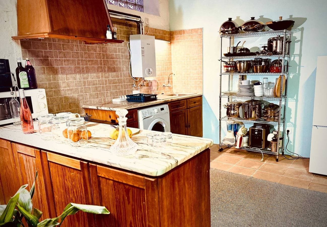 Foto 12 von 48: Charming Wine Cellar Loft with Terrace, Pizza Oven & Fireplace â 15 min to the Beach