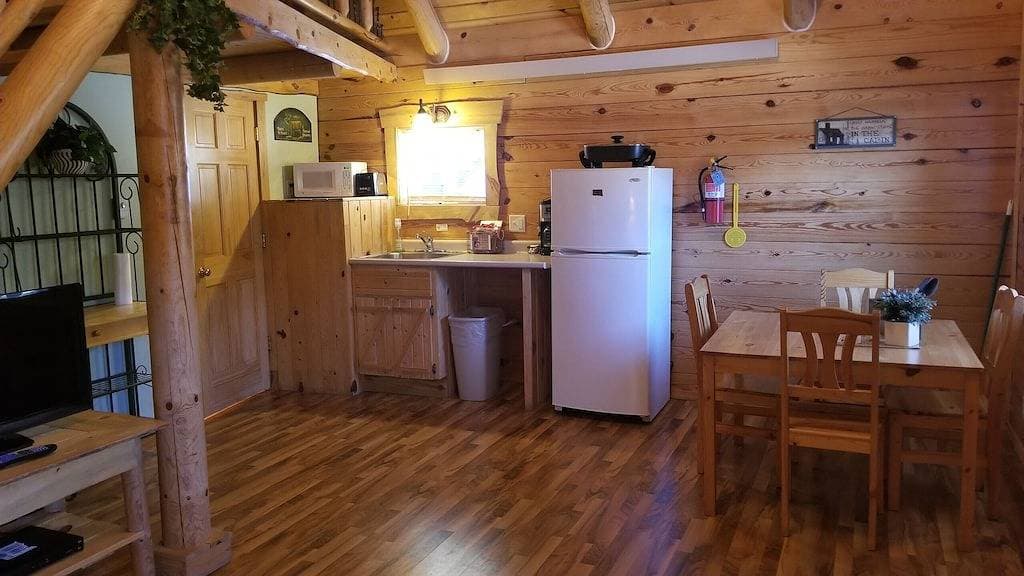 Foto 4 von 14: Hunters Haven # 3 Custom Built Blockhaus, umrahmt von Black Hills National Forest