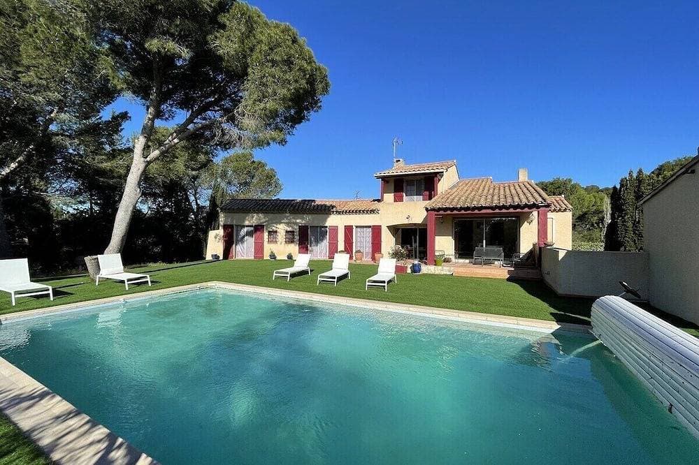 4 bedroom house in the heart of the pine forest with swimming pool 1