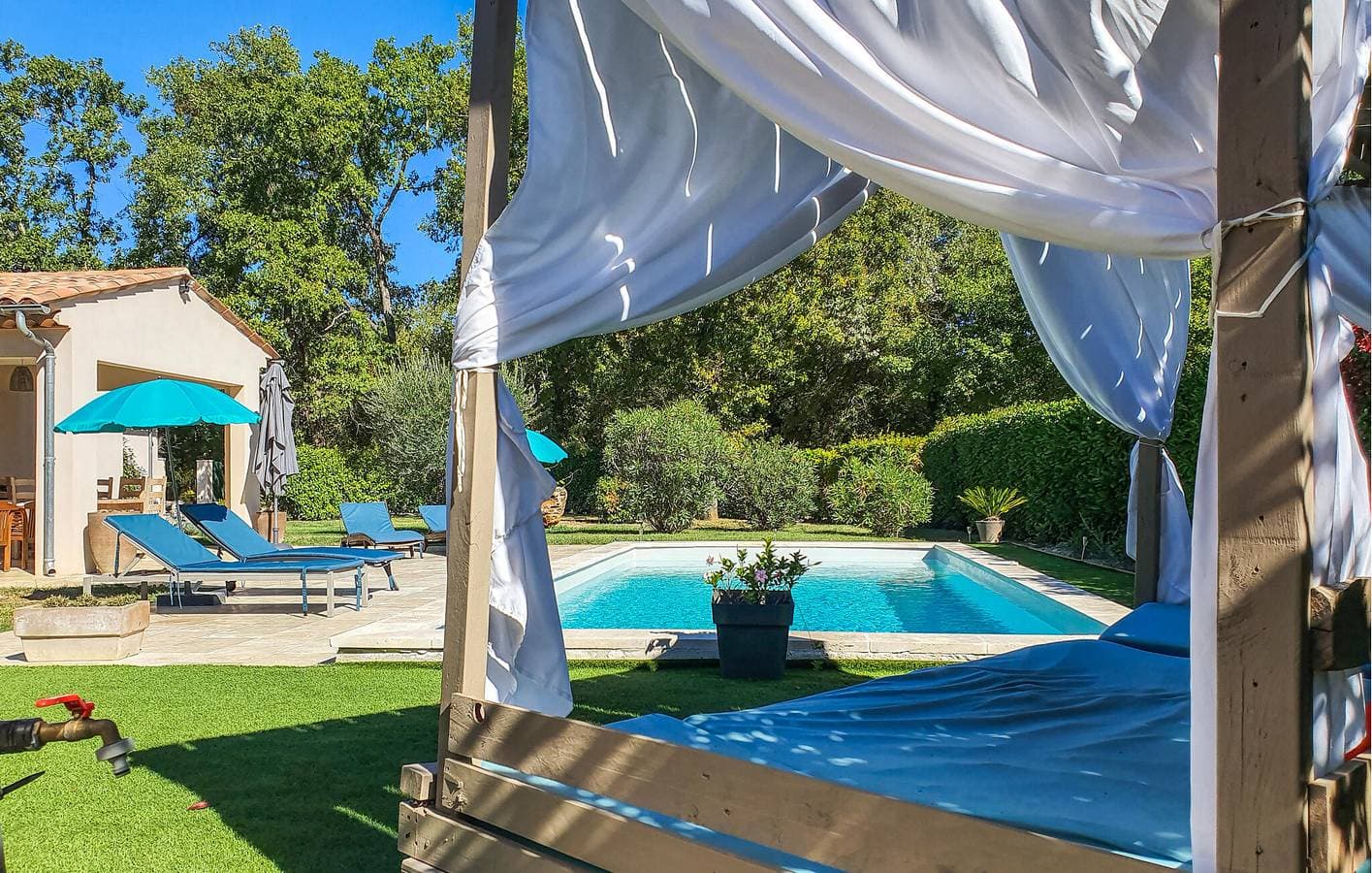 Foto 10 von 22: Geräumiger Rückzugsort mit Pool, Parkplatz und Terrasse