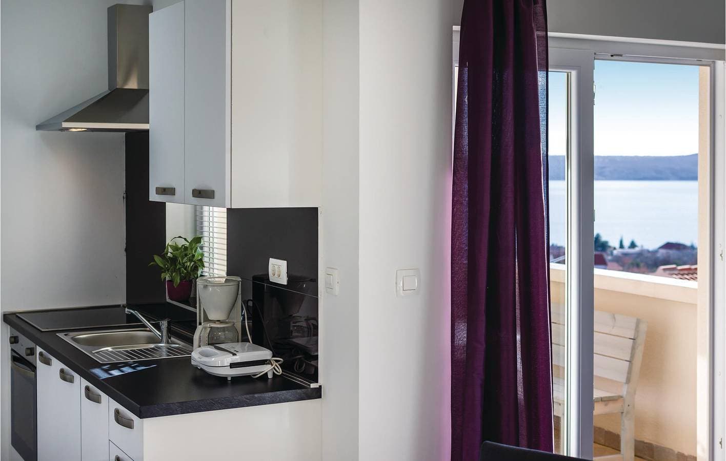 Foto 4 von 32: Apartment am Meer mit Terrasse, Küche und Parkplatz – 2,5 km von Novigrad entfernt
