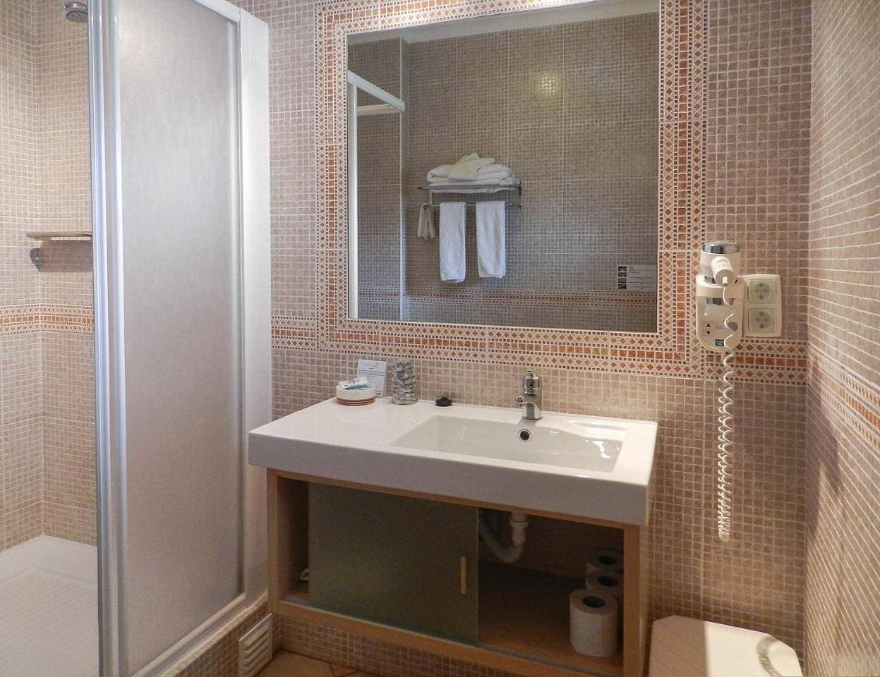 Foto 7 von 10: Twin Room with Private Bathroom
