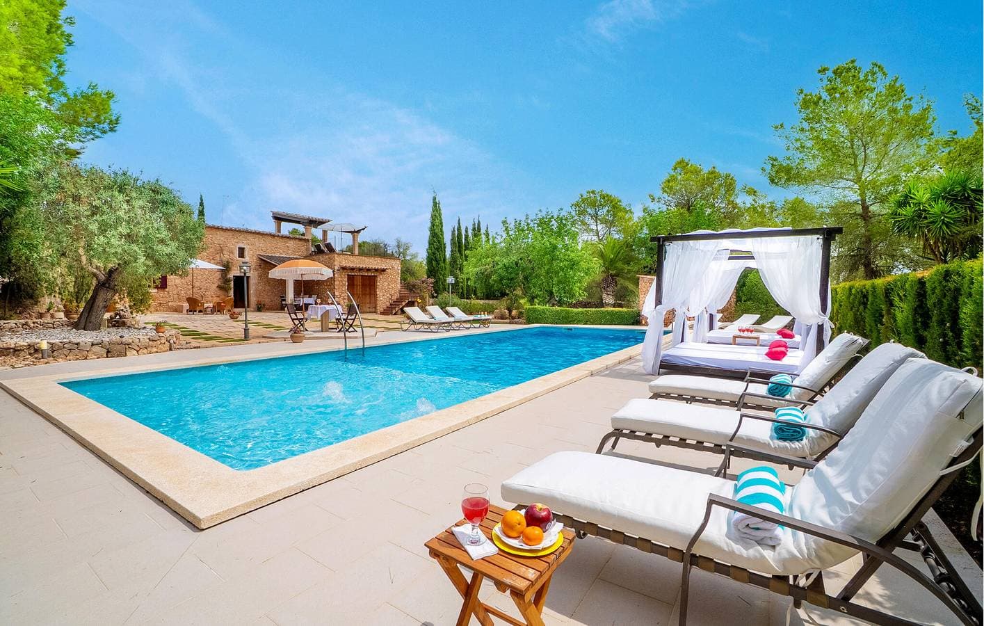 Foto 4 von 48: Sonnenterrasse am Pool mit Küche und Grill