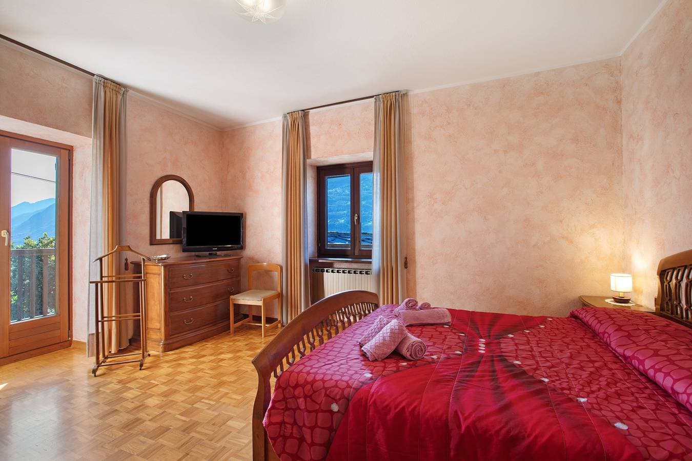 Foto 13 von 32: Ferienwohnung 'Casa Mauro Con Vista Su Aosta' mit Bergblick, privater Terrasse