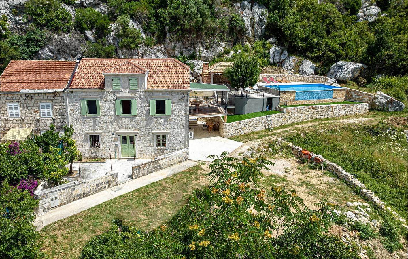 Foto 3 von 45: Moderne 170 m² große Wohnung mit Pool, Terrasse und 2,5 km Entfernung zum Strand