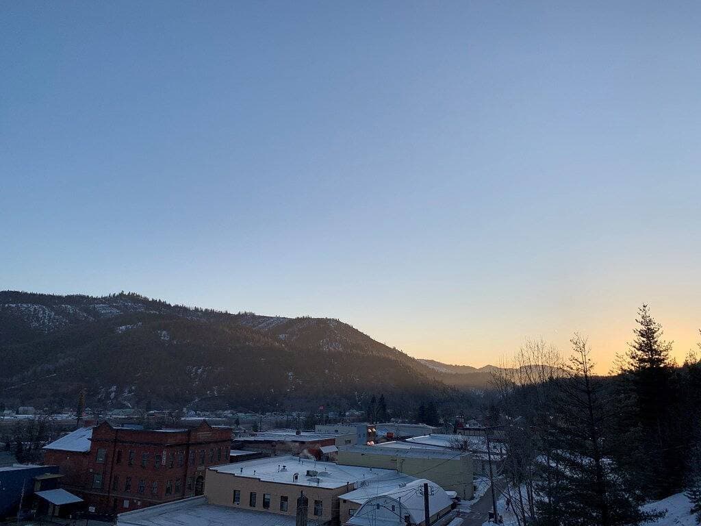 Foto 10 von 17: Entspannen Sie sich, erforschen Sie, verjüngen Sie sich; Blick auf die Berge, mit Blick auf Kellogg