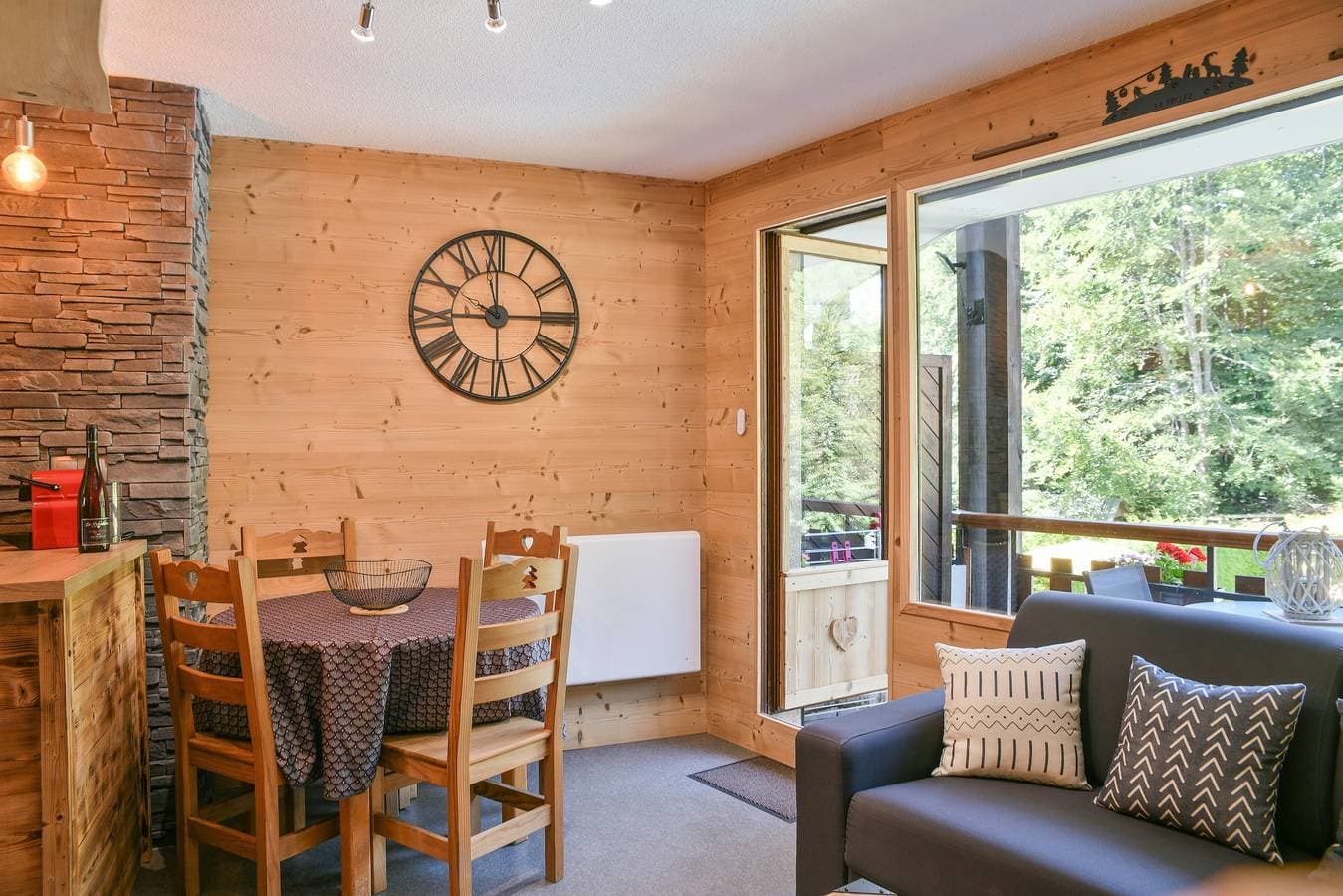 Foto 8 von 24: Ferienwohnung 'L'ourson' mit Bergblick, Gemeinschaftspool und Wi-Fi