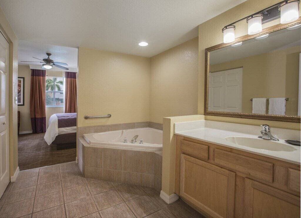 Foto 2 von 50: Pompano Beach | Couples Golf Getaway | Pool + Golf