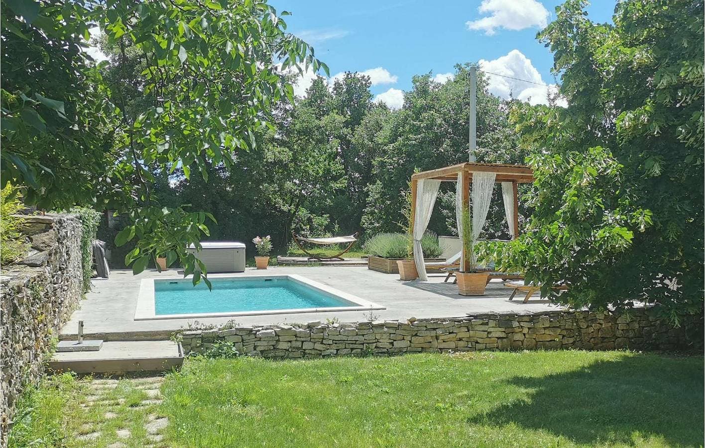 Foto 12 von 25: Charmante 80 m² große Ferienwohnung mit beheiztem Pool, Terrasse und WLAN in der Nähe von Kanfanar
