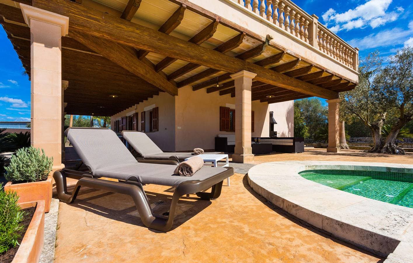 Foto 5 von 40: Sonniger Rückzugsort mit Terrasse, Pool und Küche