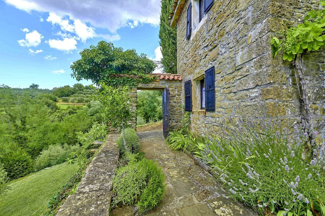 Foto 5 von 24: Ferienhaus Funtana * einzigartiger Ausblick, Garten mit Grill