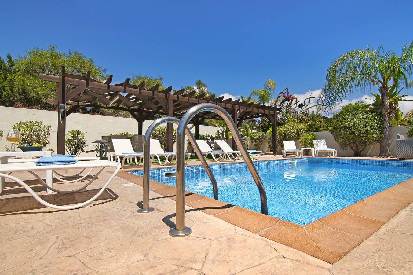 Foto 11 von 39: Villa für 8 Personen mit Balkon