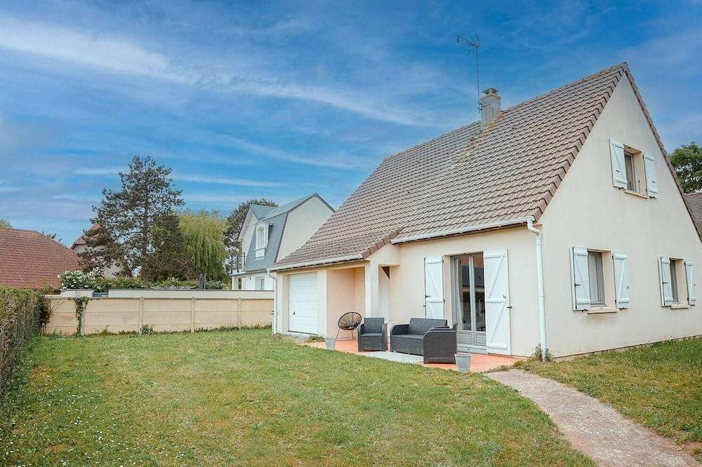 Fully renovated family home with garden, 5 minutes' walk from the beach 1