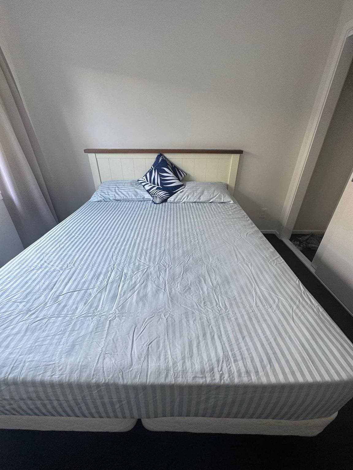 Foto 4 von 11: Geräumiges Schlafzimmer mit eigenem Bad — Aotea