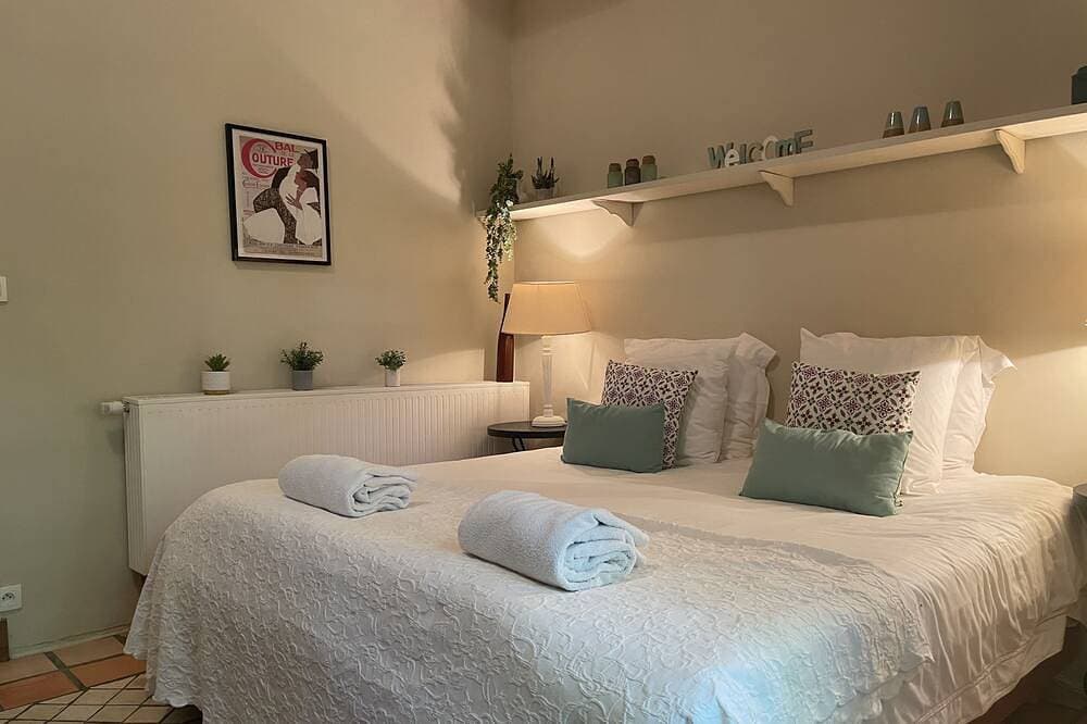 Foto 2 von 30: Ein schönes romantisches Schlafzimmer mit Mezzaninbereich, Badezimmer und privatem Garten