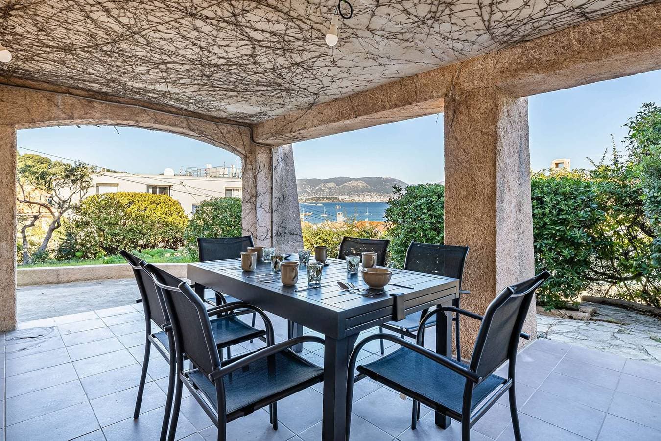 Untere Villa renoviert, Klimaanlage und Terrasse mit Meerblick 1