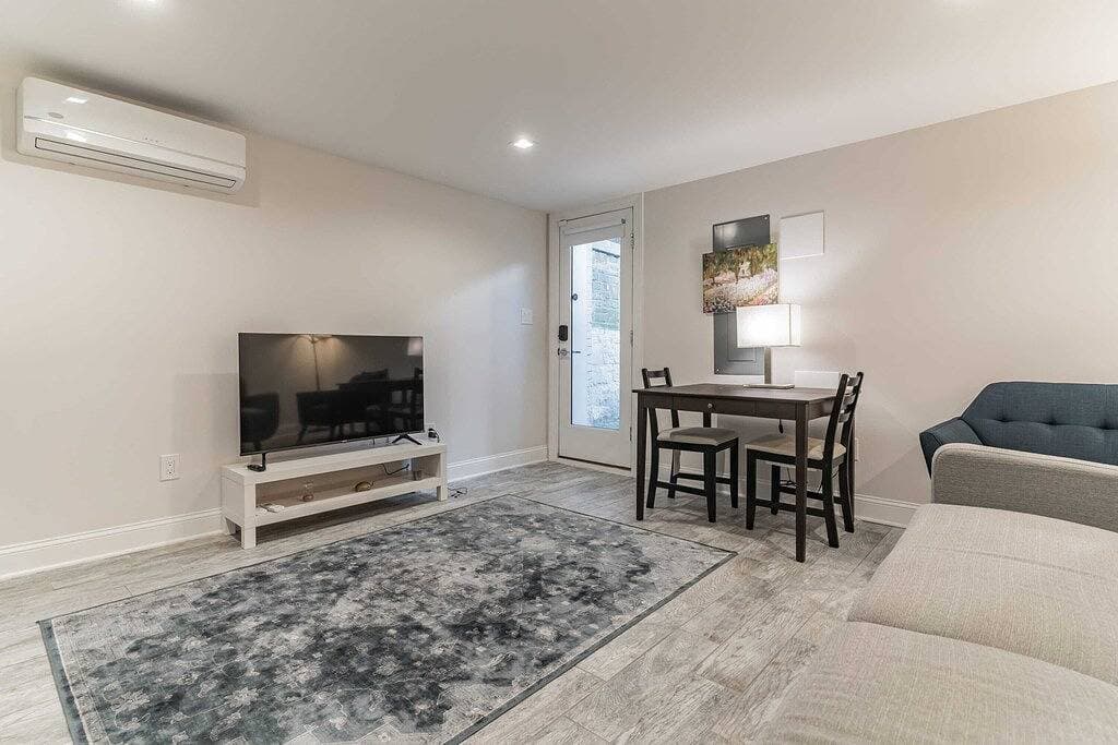 Foto 7 von 21: Lovely English Basement Apartment in Washington Dc