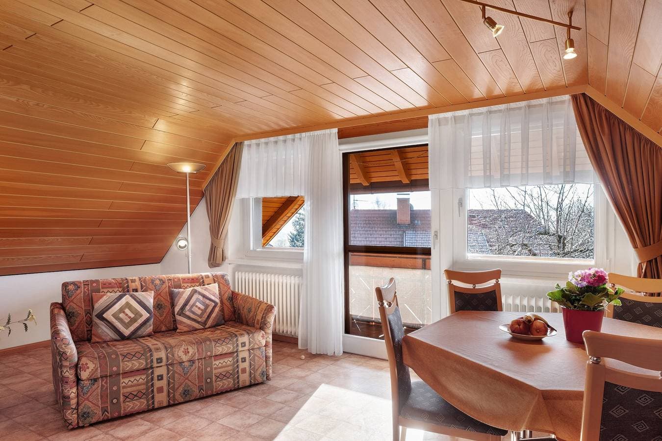 Foto 10 von 42: Ferienwohnung 'Mit Balkon, 60qm' mit Bergblick, Gemeinschaftsgarten und Wi-Fi
