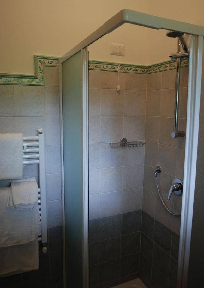 Foto 10 von 10: Double Room with Private Bathroom
