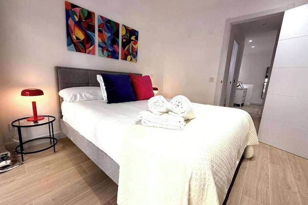 Foto 5 von 30: Stylish 120 m² Duplex Near Atocha Station – Sleeps 8, A/C & Fast WiFi