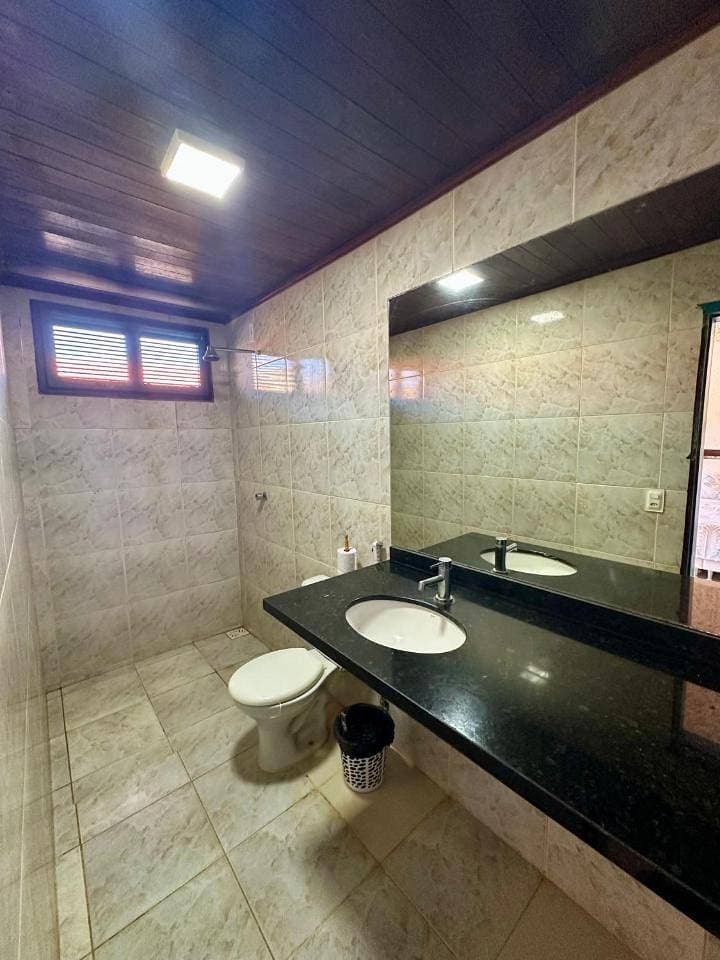 Foto 10 von 10: Family Room with Private Bathroom