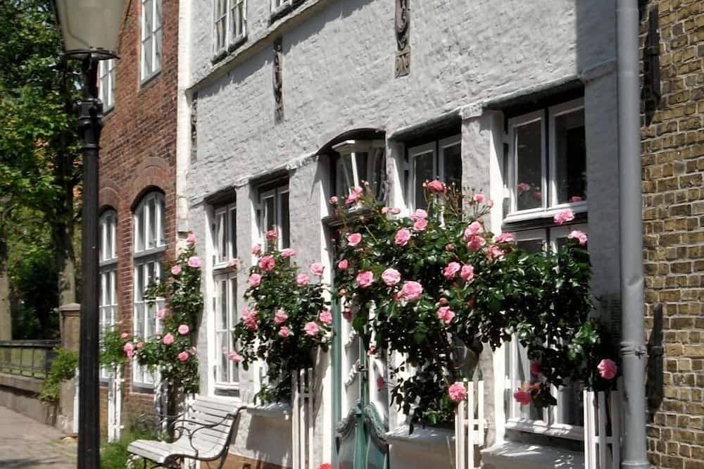 Ferienwohnung in historischem Haus direkt am Wasser mit Boot und Fahrrädern 1