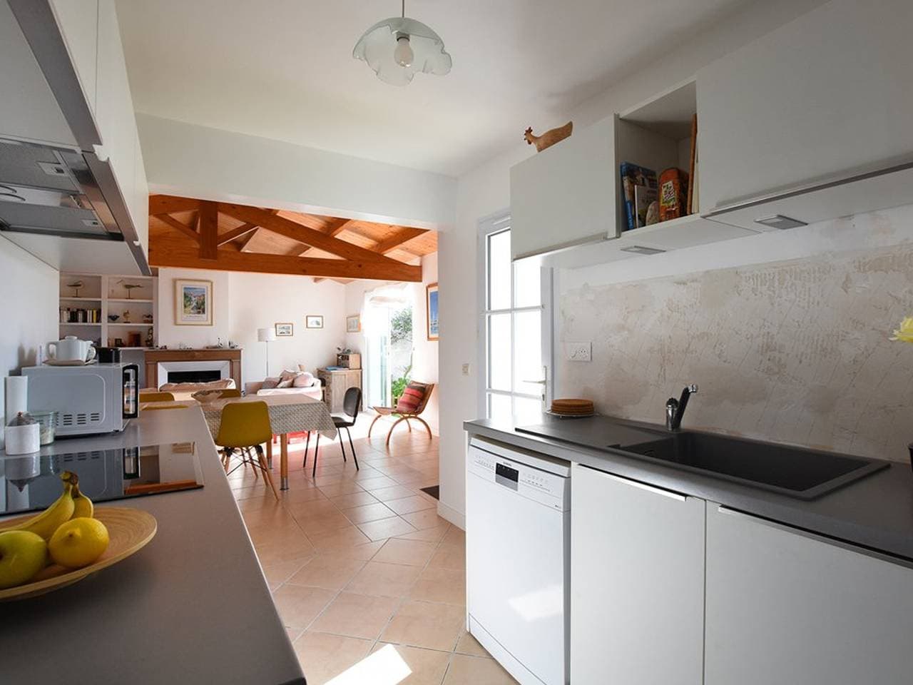 Foto 4 von 17: Charmante Maison avec Terrasse Ombragée, Proche Port, Wi-Fi Gratis, Cheminée, Stationnement à Proximité
