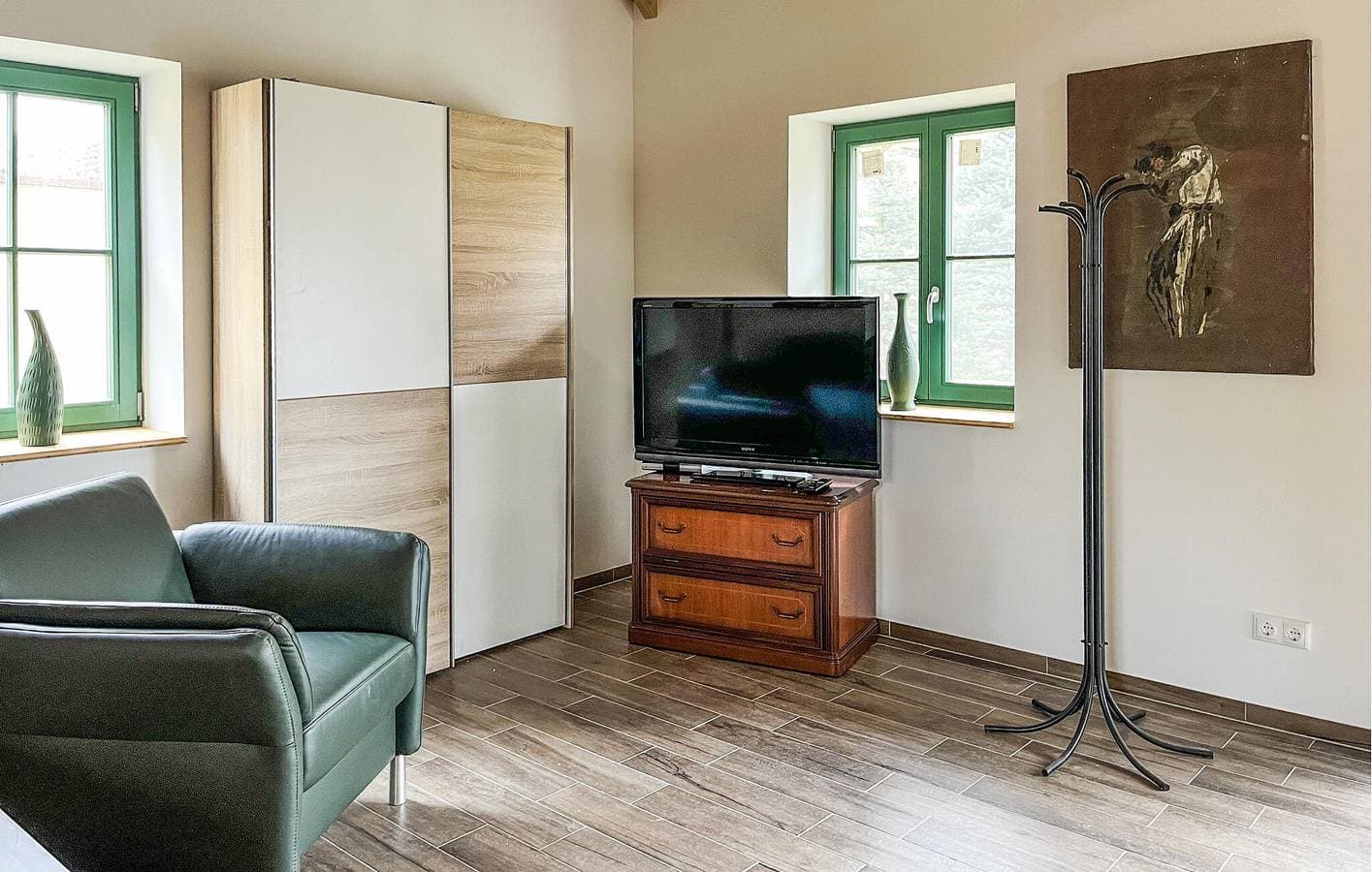 Foto 3 von 13: Modernes Apartment mit Terrasse, Küche, WLAN und Fernseher