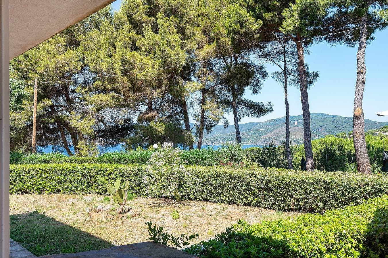 Foto 3 von 25: Ferienwohnung 'Villetta Barabarca am Golfo Stella' mit Meerblick & privatem Garten