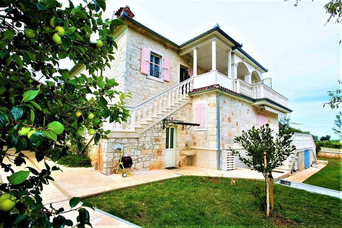 Apartment Marija Kastelir mit Balkon und Gartenblick 1
