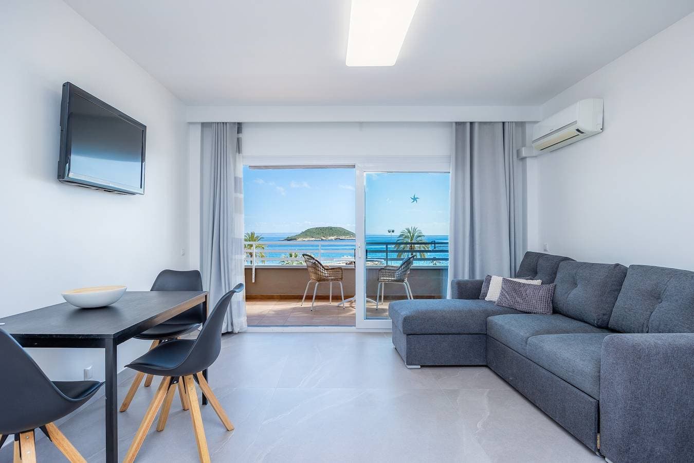Foto 8 von 37: Ferienwohnung 'First Line Cosy' mit Meerblick, WLAN und Klimaanlage