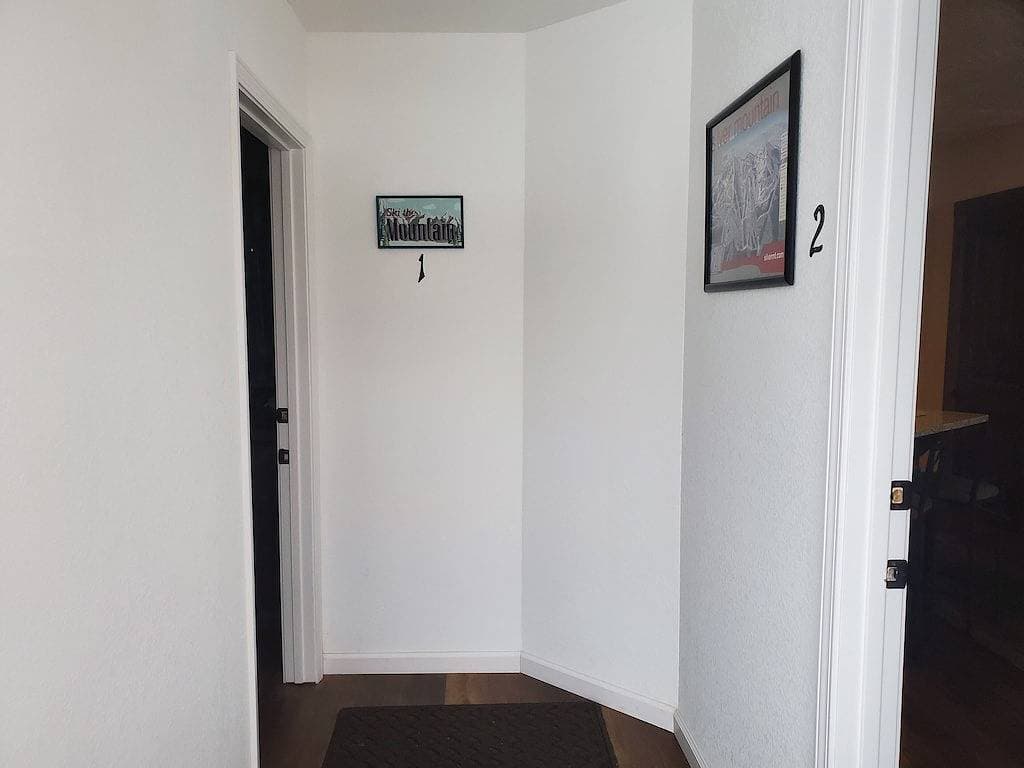 Foto 11 von 16: Main floor studio well-furnished room.  Unit 2 with bath/shower bidet toilet