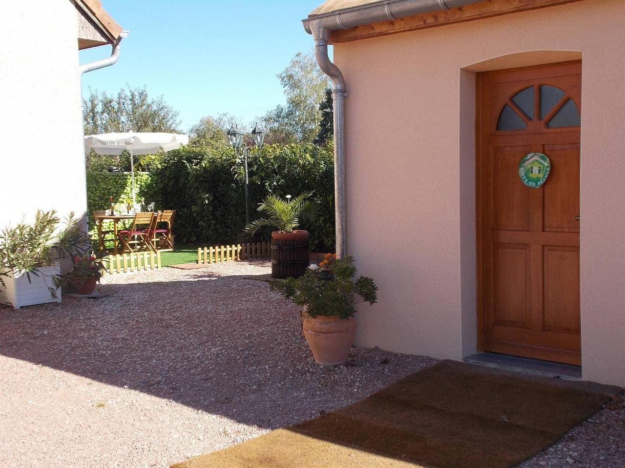 Foto 5 von 34: Modernes Haus bei Beaune mit Terrasse und Parkplatz