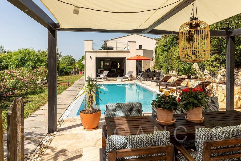 Villa mit beheiztem Pool nur wenige Minuten zu Fuss von Lorgues 1